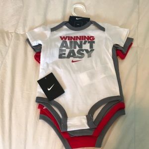 Baby bodysuits Nike 6 to 9 months